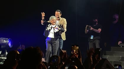 Marc Anthony invitó a una de sus seguidoras al escenario y emocionó a todos por su historia de vida