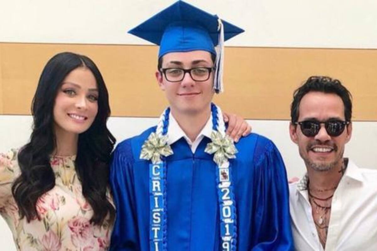 Marc Anthony y Dayanara Torres posan al lado de su hijo mayor, Cristian