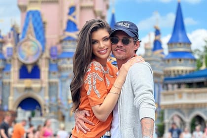 Marc Anthony y su novia Nadia Ferreira se comprometieron en Miami, así lo reveló una fotografía que publicó ella en su cuenta de Instagram