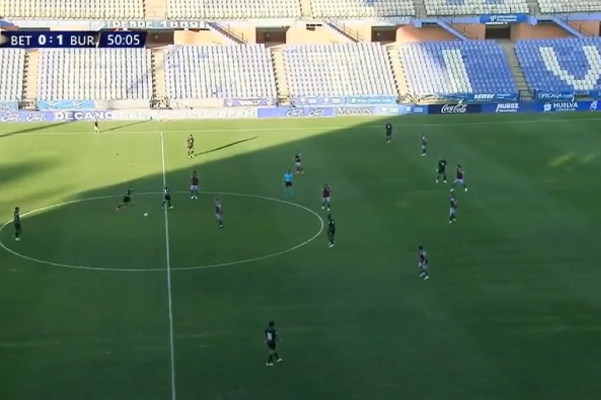 Marc Bartra remata desde el círculo central y convierte el gol del empate para Betis ante Burley, de Inglaterra, un minuto después de haber ingresado al campo.