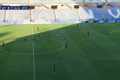 Marc Bartra remata desde el círculo central y convierte el gol del empate para Betis ante Burley, de Inglaterra, un minuto después de haber ingresado al campo.