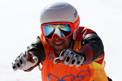 Marc Bischofberger de Suiza celebra la llegada