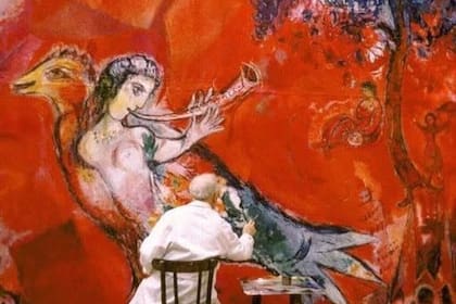 Marc Chagall, en los '60, pintando "El triunfo de la música" (detalle), uno de los dos murales que engalanan el hall de la Ópera de Nueva York