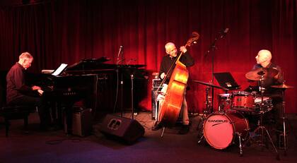 Marc Copland en el piano, Peacock en el contrabajo y Joey Baron en la batería: un trío que combina la improvisación y la composición de manera magistral