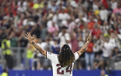 Marc Cucurella, de España, festeja la victoria al término del partido de semifinales ante Francia