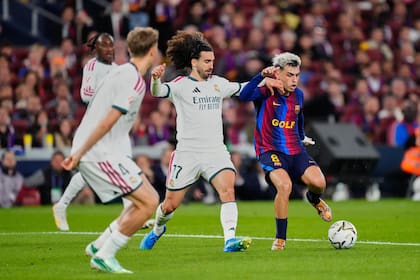 Marc Cucurella es el principal foco de las quejas blaugranas por sus marcas pegajosas, especialmente sobre Yamal.