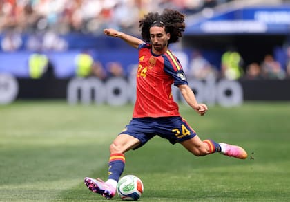 Marc Cucurella pasa la pelota