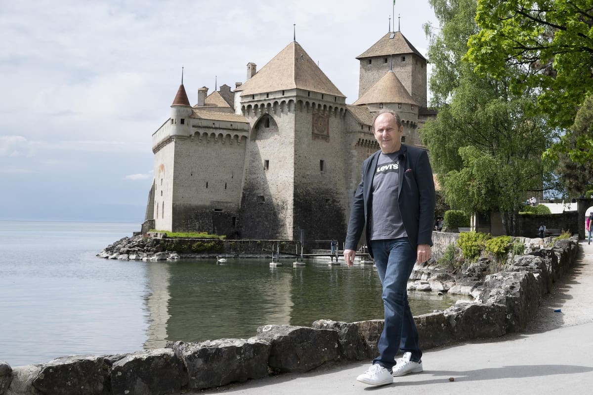 Marc, el paciente francés de 62 años que lleva casi tres décadas con párkinson y tenía graves problemas para caminar sin caerse, puede subir y bajar escaleras sin problema gracias al implante