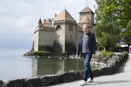 Marc, el paciente francés de 62 años que lleva casi tres décadas con párkinson y tenía graves problemas para caminar sin caerse, puede subir y bajar escaleras sin problema gracias al implante