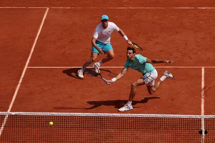 Marc Granollers volea y Horacio Zeballos observa expectante: el español y el argentino están en semifinales de Roland Garros por segundo año consecutivo