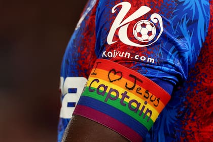 Marc Guehi, capitán de Crystal Palace, escribió con marcador su brazalete en homenaje al colectivo LGBT y fue apercibido por la Federación Inglesa
