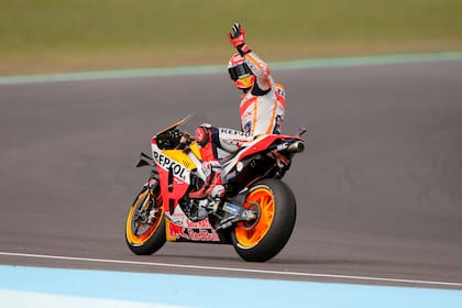 Marc Márquez, de España, saluda a los espectadores argentinos