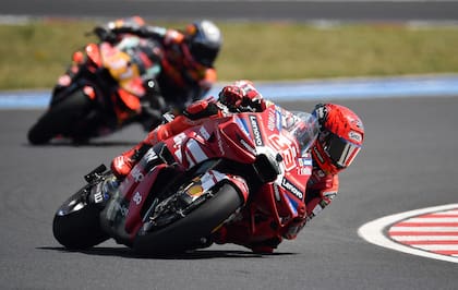 Marc Márquez (Ducati) señala el camino y Pedro Acosta (KTM) lo persigue; en Balaton Park, el catalán firmó sus primeros dos triunfos en el año