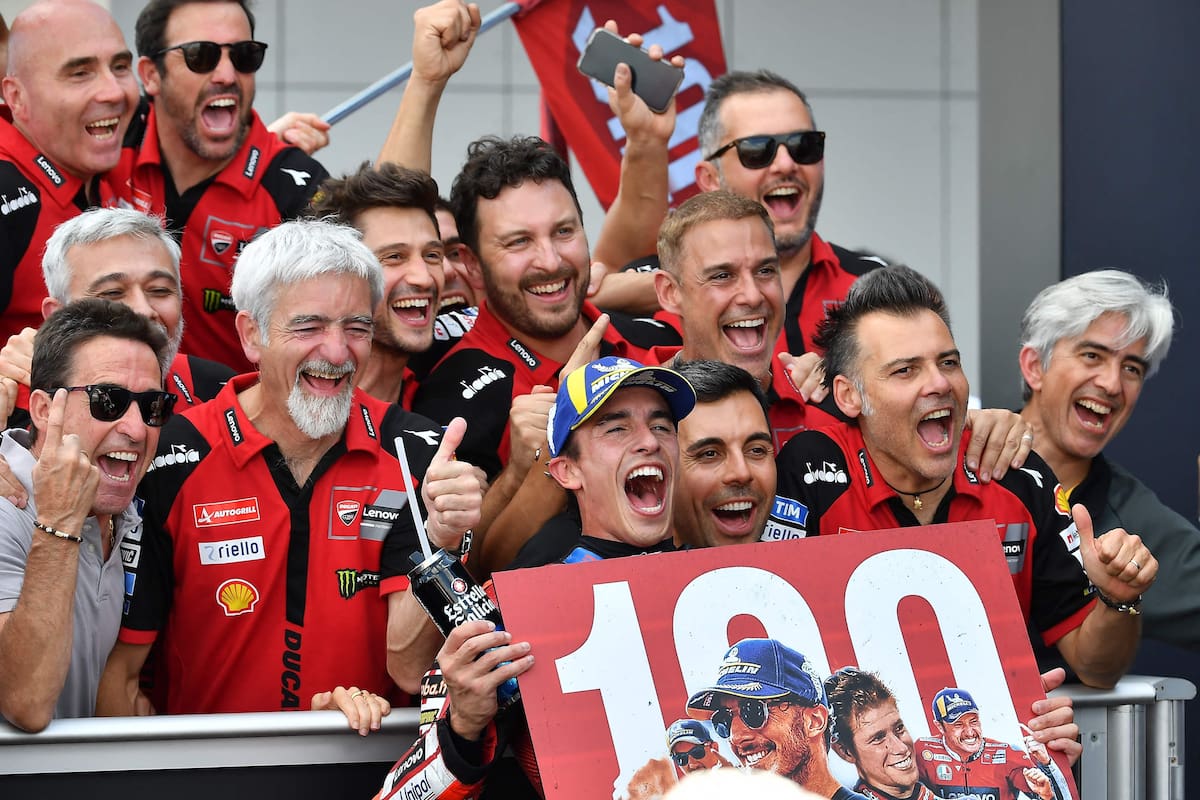 Marc Márquez festeja junto con el equipo Ducati; el catalán y le fábrica de Borgo Panigale celebraron en el Gran Premio de Hungría las 100 victorias en el motociclismo