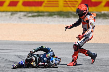 Marc Márquez (Honda) va a socorrer a Miguel Oliveira (GasGas): el catalán provocó un espectacular accidente que derivó en lesiones que marginarán a los dos pilotos del Gran Premio de la Argentina