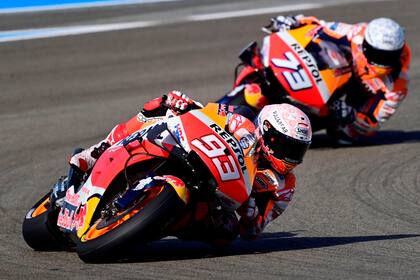 Marc Márquez viene de obtener los últimos cuatro campeonatos de MotoGP; este año cuenta con un incentivo extra: la compañía de su hermano menor Aleix (73) en la escuadra oficial Honda.
