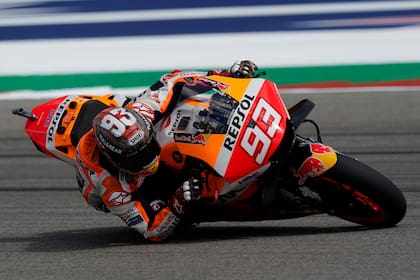 Marc Márquez vuelca su Honda en el Circuito de las Américas, de Austin, Estados Unidos; el español de Honda dio la mejor vuelta en las prácticas en MotoGP.