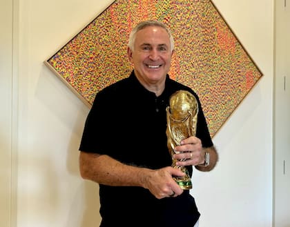 Marc Stanley en su casa de Dallas con una réplica de la copa del mundo