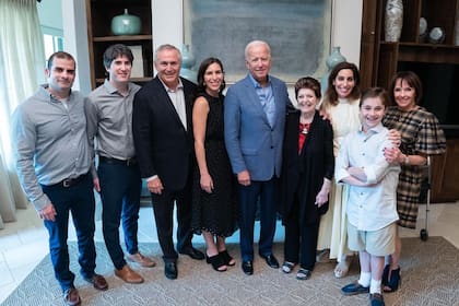 Marc Stanley, en un retrato familiar junto a Biden