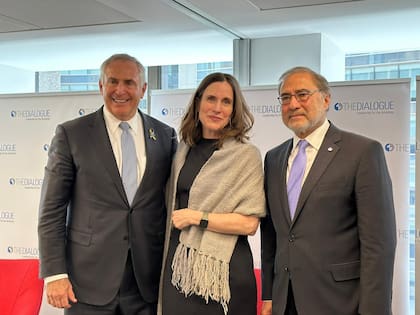 Marc Stanley, Rebecca Bill Chaves y el embajador argentino Jorge Argüello