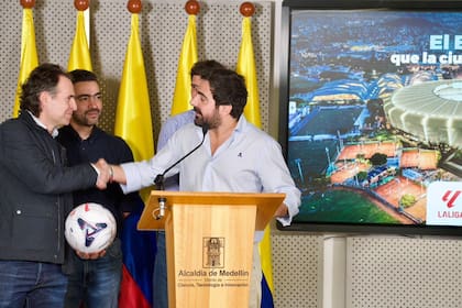 Marc Tarradas, director general de LALIGA para Sudamérica, junto a Federico Gutiérrez, alcalde de Medellín, durante la presentación del proyecto de transformación del estadio Atanasio Girardot