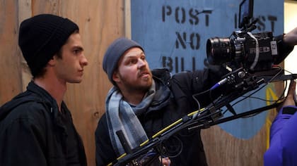 Marc Webb dándole indicaciones a Andrew Garfield