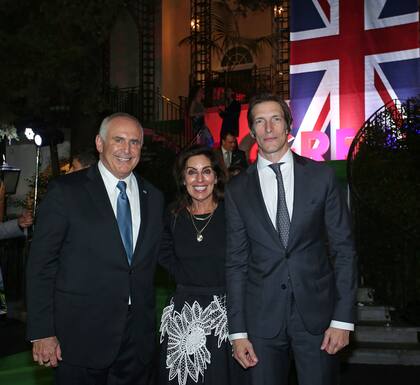 Marc y Wendy Stanley junto a Iván de Pineda en la fiesta por el Día del Rey