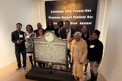 Marcador con impactos de bala que conmemora linchamiento de 1918 se exhibe en Atlanta