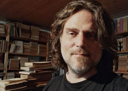 Marçal Font lleva 20 años trabajando como librero de viejo (persona que vende y compra libros usados, de segunda mano o descatalogados)