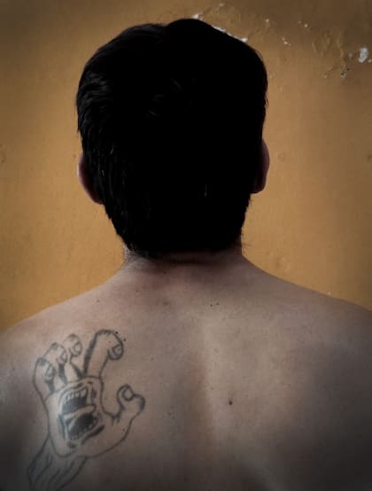 Marcas en la piel. Apenas escolarizado, “Piguyi” se formó solo, en el áspero lenguaje de la calle y los institutos de menores