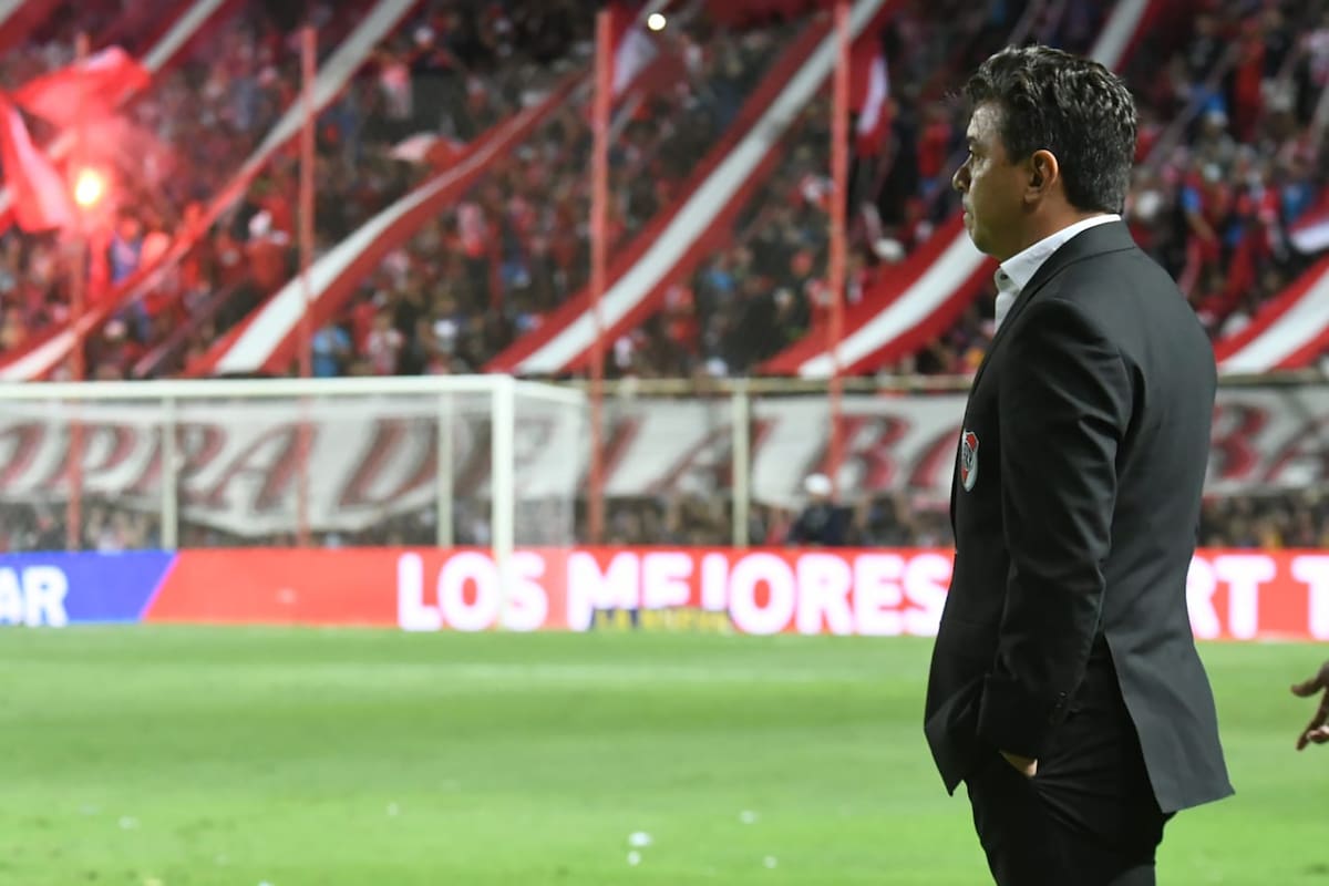 Marccelo Gallardo observa el partido entre Unión y River; sabe que su equipo debe mejorar varias cuestiones