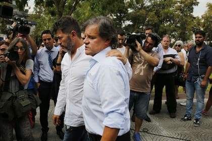 Marcel Funes junto a Enrique Sacco en el sepelio de la periodista.