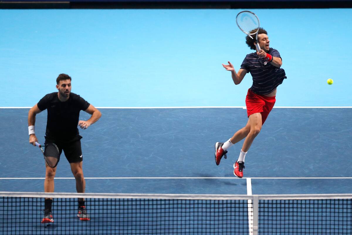 Marcel Granollers de España y Horacio Zeballos de Argentina frente a John Peers de Australia y Michael Venus de Nueva Zelanda durante su partido de dobles en el partido de tenis de las Finales Mundiales ATP en el O2 Arena de Londres, el lunes 16 de noviembre de 2020