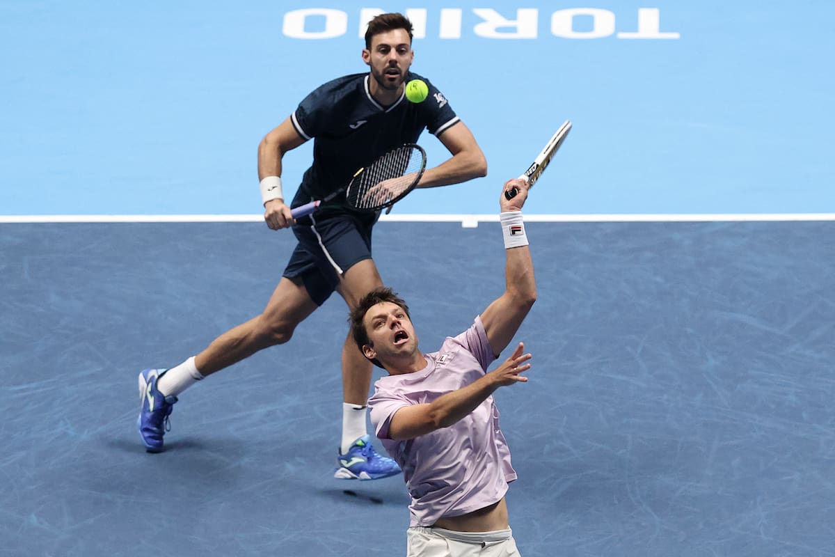 Marcel Granollers defiende, Horacio Zeballos ataca; en el cierre de una magnífica temporada, el español y el argentino quedaron eliminados en las semifinales del Torneo de Maestros, frente a Pierre-Hugues Herbert y Nicolas Mahut en Turín.