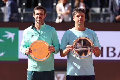 Marcel Granollers y Horacio Zeballos, con el trofeo de subcampeón de dobles de Roma: cayeron con los italianos Simone Bolelli y Andrea Vavassori