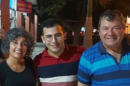 Marcela Acuña, César Sena y Emerenciano Sena, junto a sus cuñados