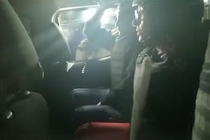 Marcela Acuña, con casco y chaleco antibalas, al ser trasladada
