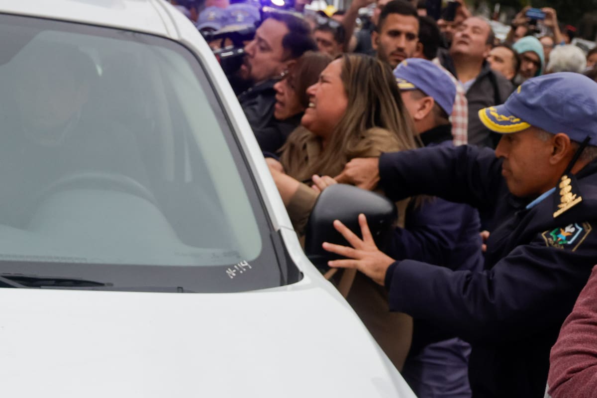 Marcela Acuña se retira del tribunal, custodiada por la policía del Chaco