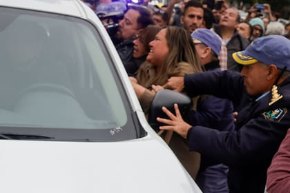 Marcela Acuña se retira del tribunal, custodiada por la policía del Chaco