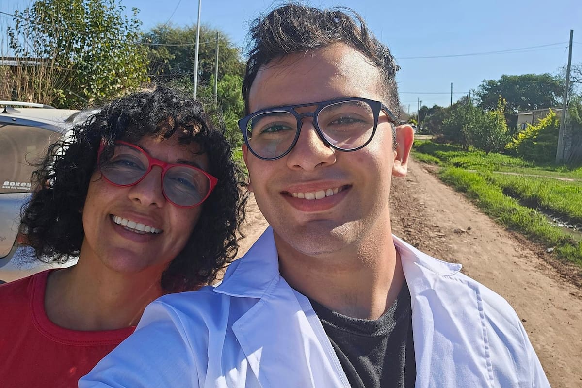 Marcela Acuña y su hijo, César Sena, en una recorrida de campaña en Colonia Elisa cinco días después de cuando la fiscalía sostiene que ellos dos y Emerenciano Sena mataron a Cecilia Strzyzowski