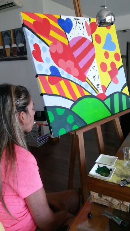 Marcela Capuano empezó a pintar cuando dejó de caminar. Hoy, el arte es su principal pasatiempo