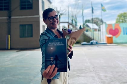 Marcela cuenta su historia en La noche que el diablo me desnudó. El VIH, en la novela, es la circunstancia que atraviesa la obra, aunque no el tema de fondo, que habla de la importancia de vivir desde la verdad. (@canelo.marcela)