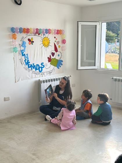 Marcela enseña a tres nenes en el nivel inicial