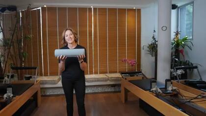 Marcela enseña pilates usando artículos que se encuentran en la casa