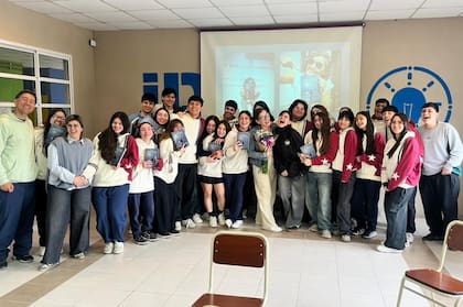 Marcela es invitada a dar charlas en escuelas, no solo para concientizar todo lo relacionado a una sexualidad sana e informada, sino para hablar de la importancia en la adolescencia de comunicar las emociones de toda índole, para apostar por una adultez más feliz y libre: "También los invito a escribir un papel ese secreto que les pesa, desde el anonimato. Nombrar lo que pesa es el comienzo de un camino más libre y liviano"