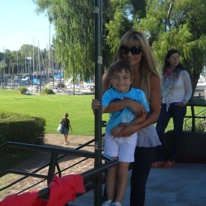Marcela junto a Juan Cruz, su único hijo (Foto: Instagram/@_marcelatauro)