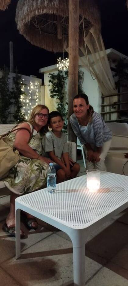Marcela junto a su madre e hijo