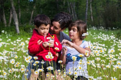 Marcela junto a sus hijos, Violeta y Caetano.