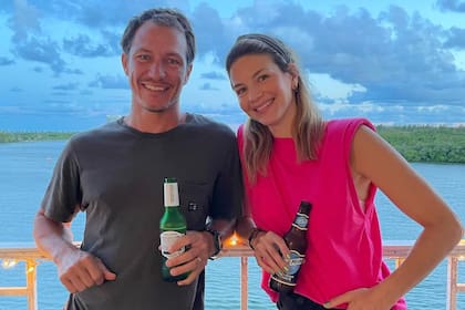 Marcela Kloosterboer junto a su hermano Tomás en Hawaii
