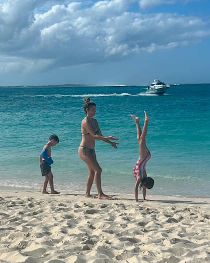 Marcela Kloosterboer mostró fotos junto a sus hijos en la playa